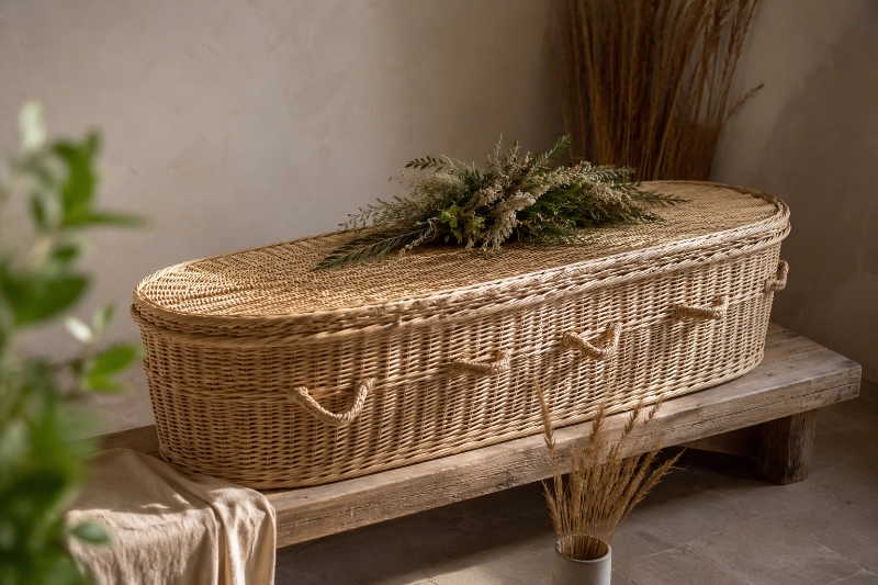 Korbsärge verbinden natürliche Materialien mit traditioneller Handwerkskunst. Sie bieten eine nachhaltige und zugleich würdevolle Alternative für Menschen, die sich einen Abschied im Einklang mit der Natur wünschen.